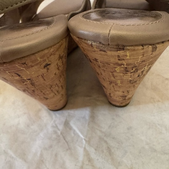 NWOT Beautiful Elegant Glam Summer Fun Women’s Size 11 Gold Wedges by SOFFT - Picture 9 of 15